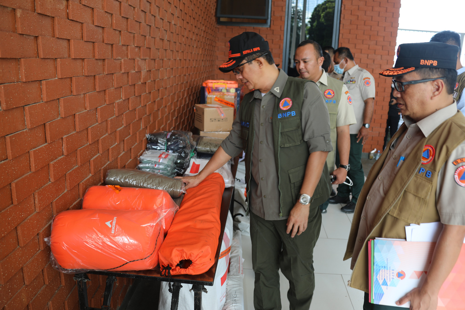 Kepala BNPB Letjen TNI Suharyanto melakukan pengecekan logistik bantuan kemanusiaan Indonesia tahap 3 untuk Turkiye dan Suriah di Lanud Halim Perdanakusumah Jakarta, pada Senin (20/2).